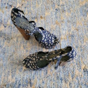 Jessica Simpson Dany Platforms in Navy Star Print